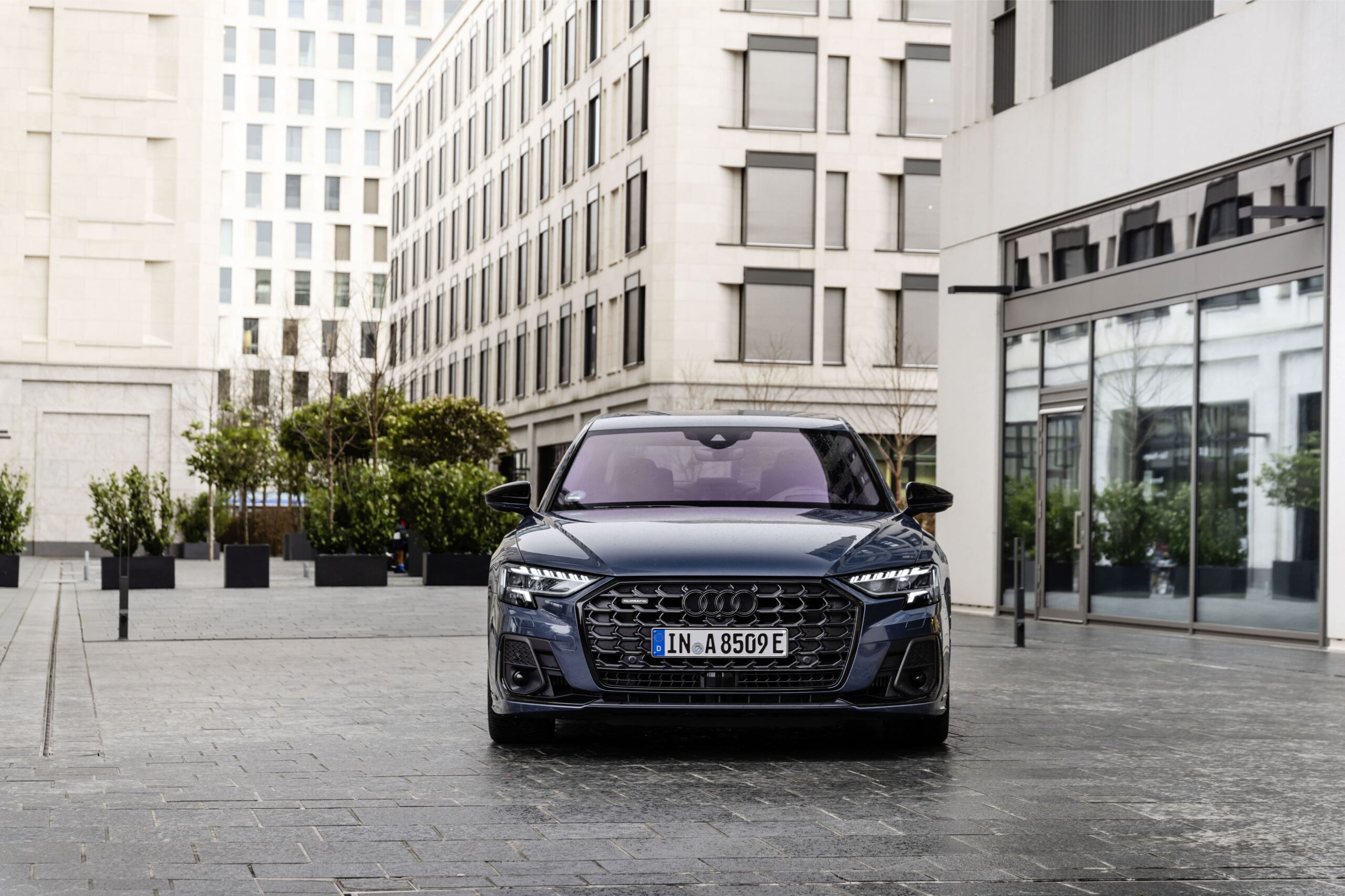 Audi A8 de face