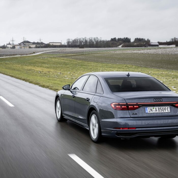 Audi A8 sur route mouillée