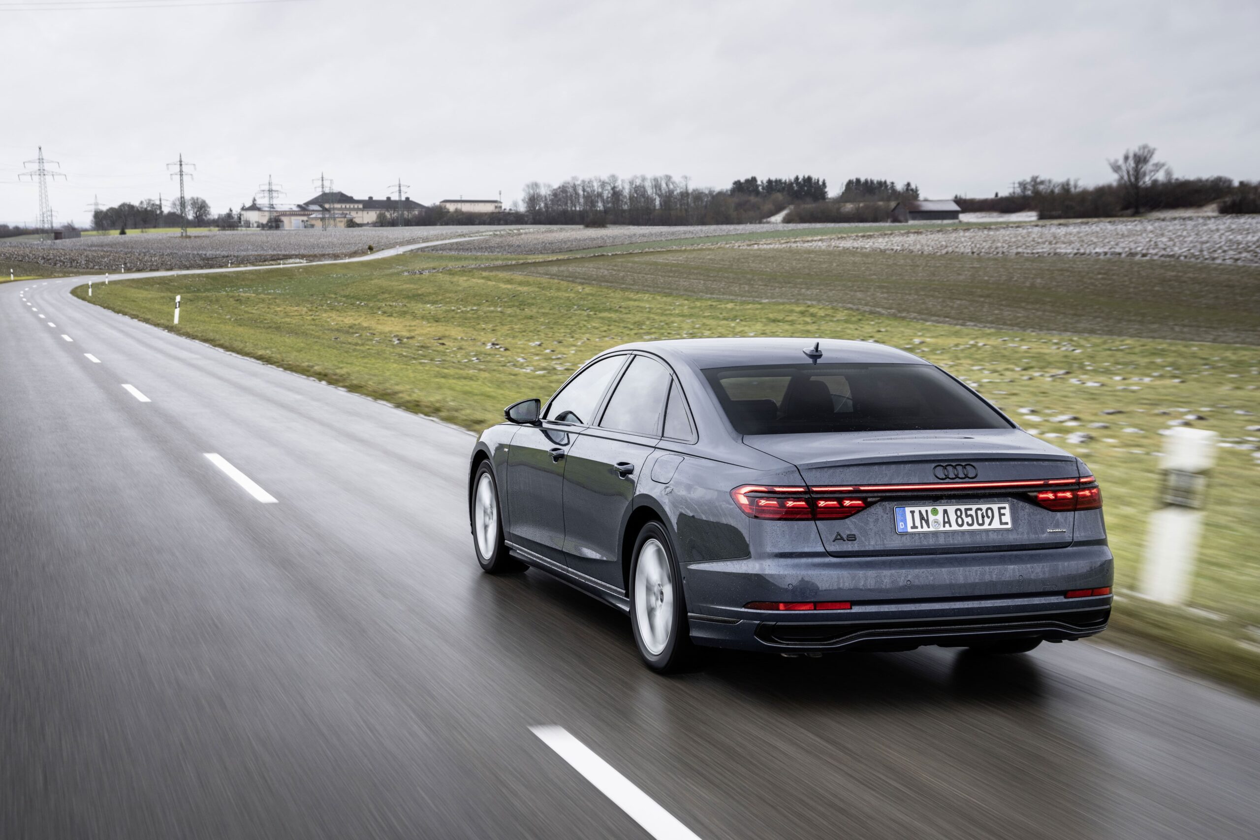 Audi A8 sur route mouillée
