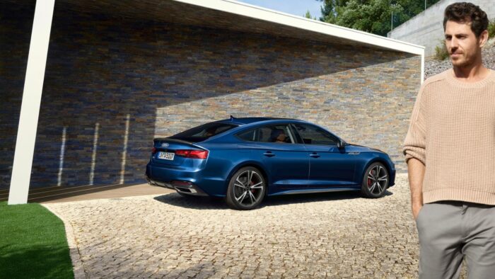 A5 sportback devant maison plus homme