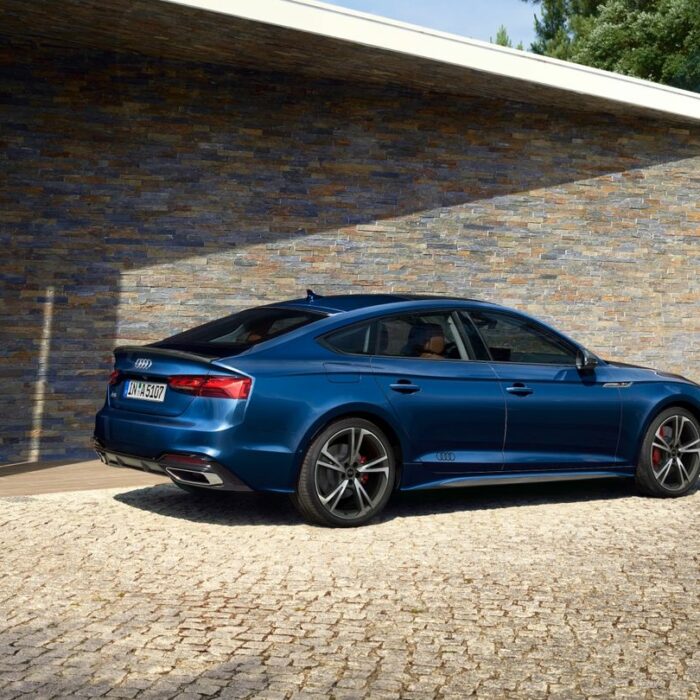 A5 sportback devant maison plus homme