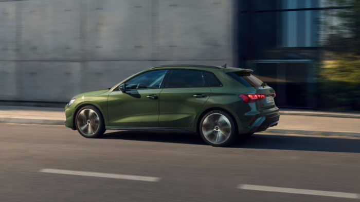 location Audi A3 sur route de côté