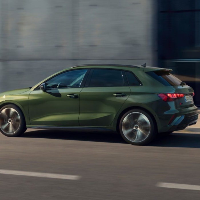 location Audi A3 sur route de côté