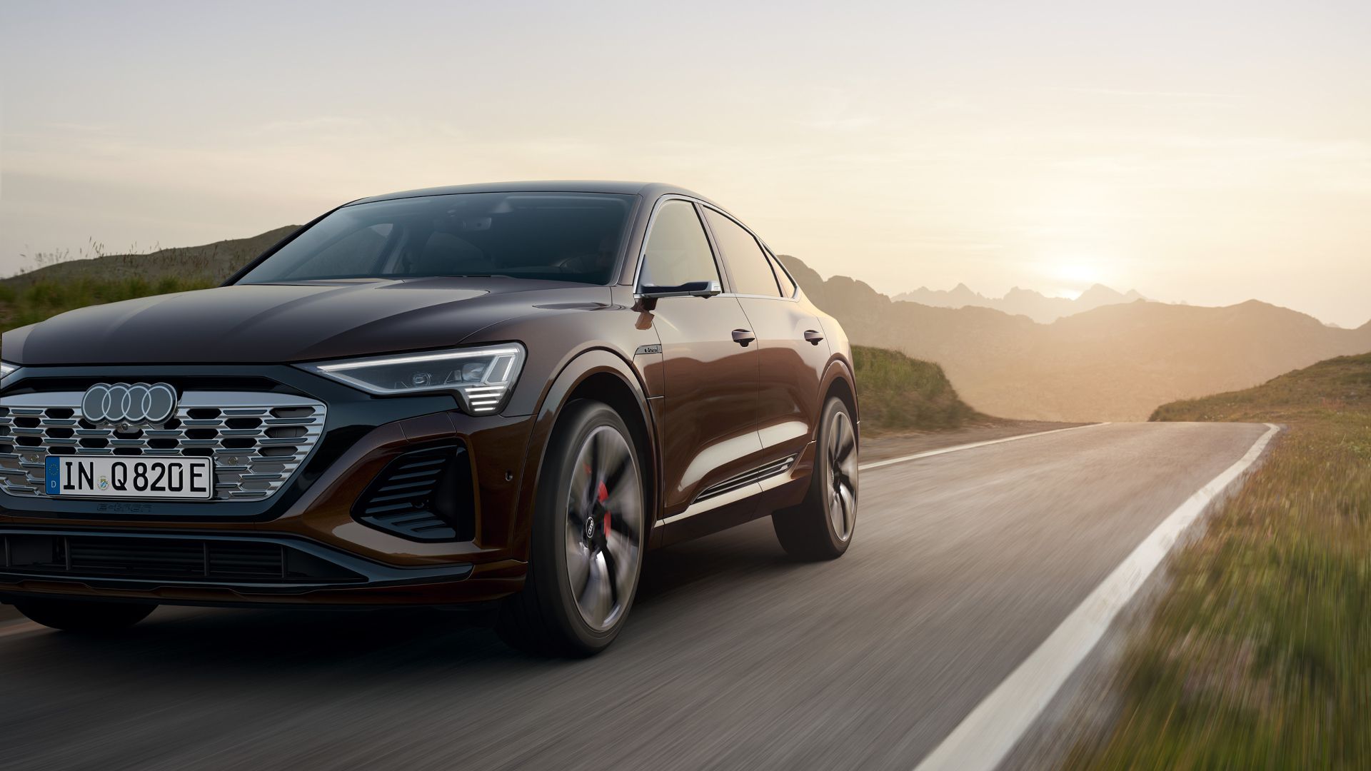 Audi rent voiture de face qui roule