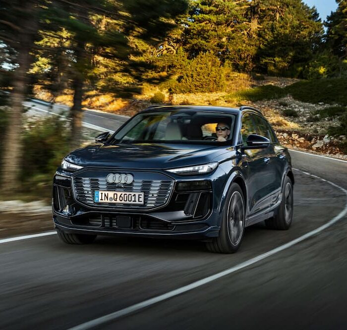 ausi Q6 e-tron sur la route avec un conducteur