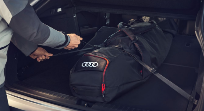 Coffre audi avec mains d'hommes et sac