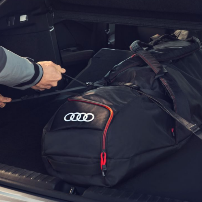 Coffre audi avec mains d'hommes et sac