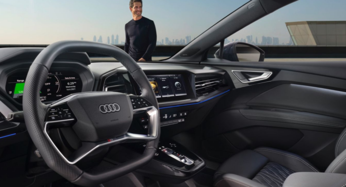 Location d'audi - voiture plus homme devant voiture