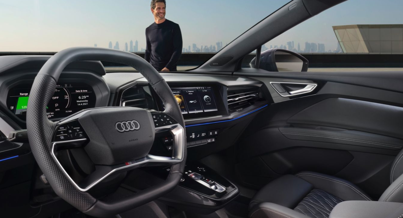 Location d'audi - voiture plus homme devant voiture