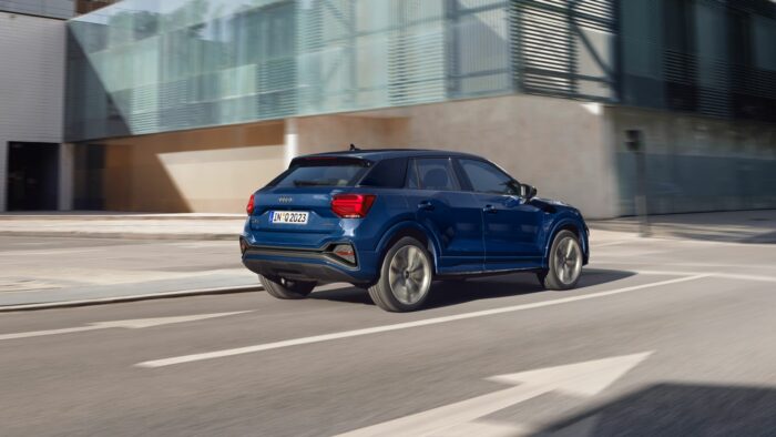 Audi Q2 sur route avec immeuble en fond