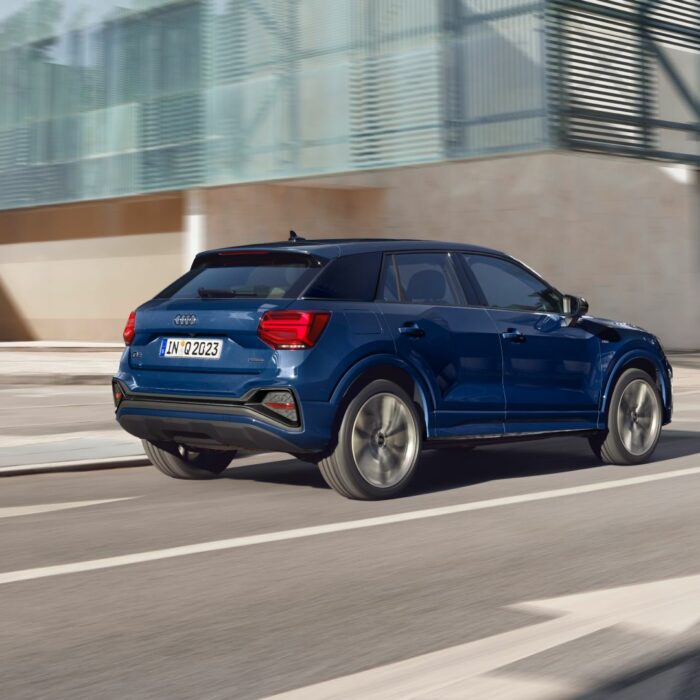 Audi Q2 sur route avec immeuble en fond