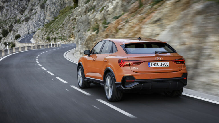 Location Audi Q3 Sportback sur route vu de dos