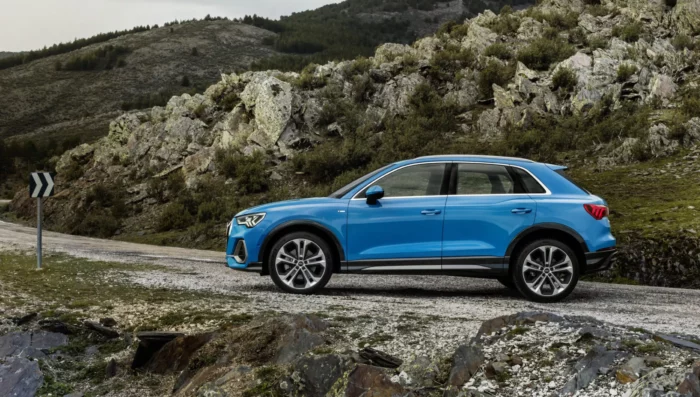 Audi Q3_garée vu de coté