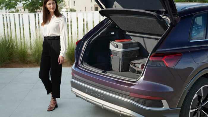coffre de voiture ouvert plus femme derrière voiture