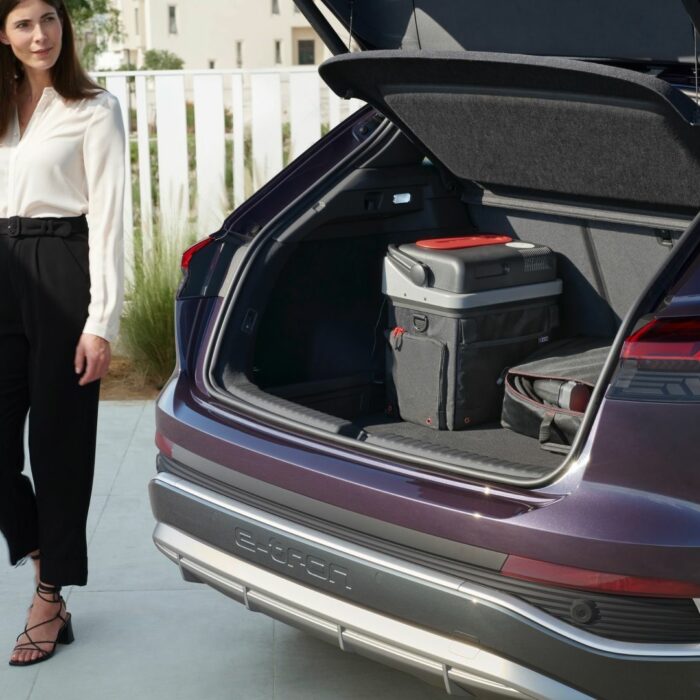 coffre de voiture ouvert plus femme derrière voiture