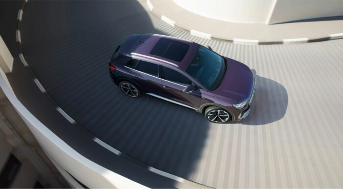 Location audi Q4 etron sur route vu de haut