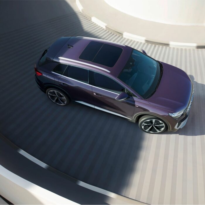 Location audi Q4 etron sur route vu de haut