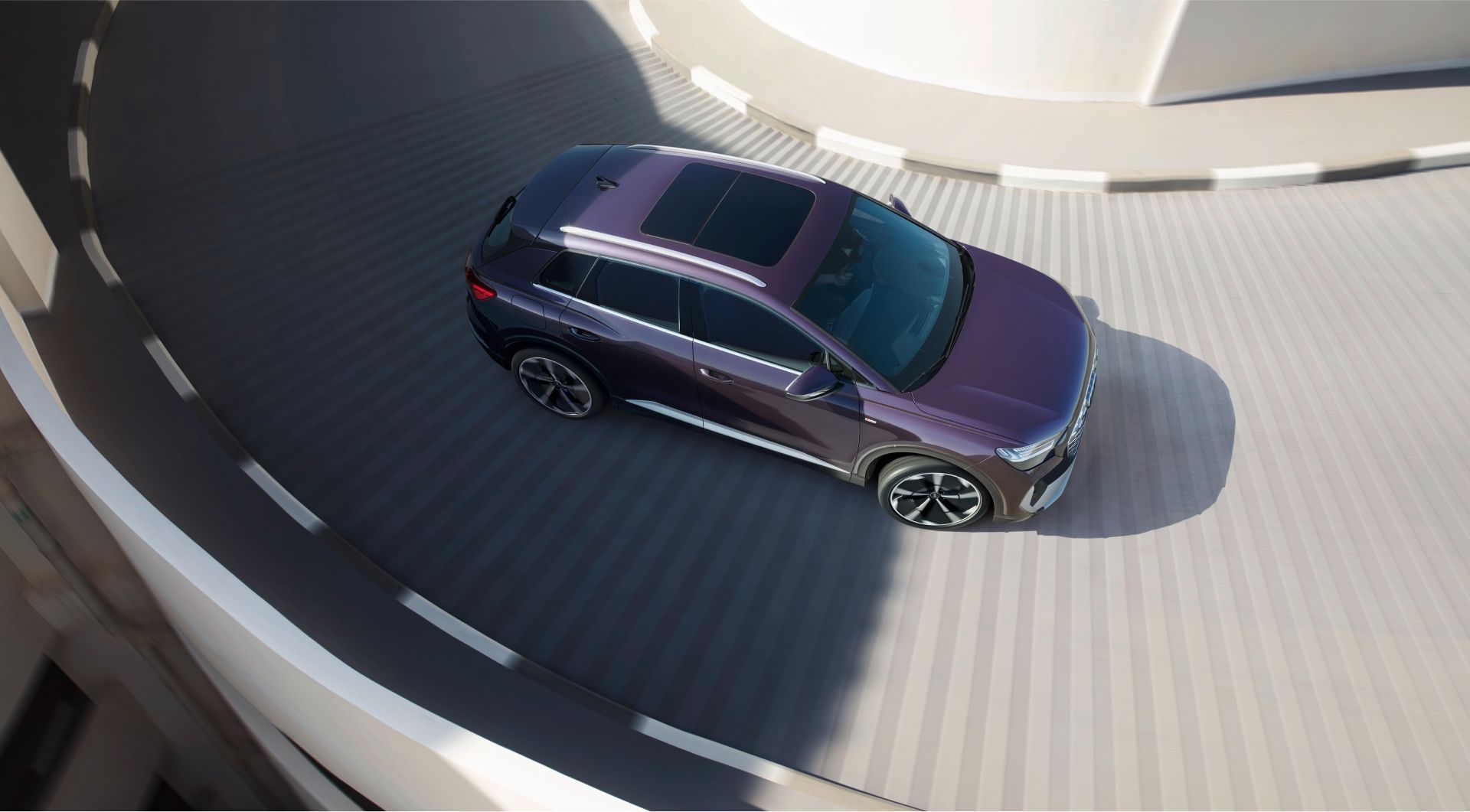 Location audi Q4 etron sur route vu de haut