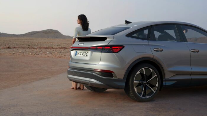 pack week end -Audi Q4 Sportback e-tron avec femme à côté