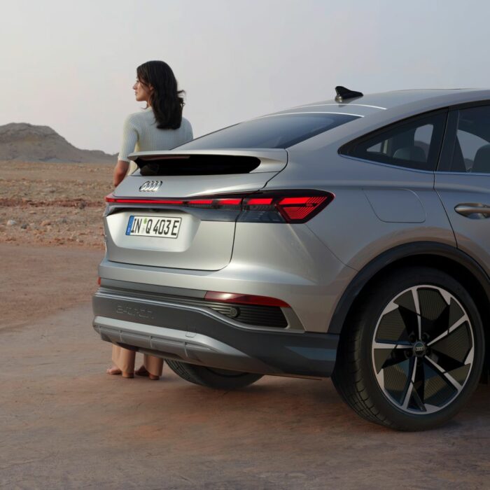 pack week end -Audi Q4 Sportback e-tron avec femme à côté
