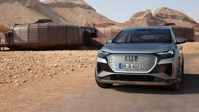 voiture_audi_garée_dans_le_désert Audi Q4 Sportback e-tron