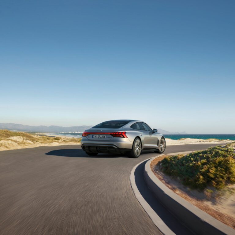 audi rent voiture S etronGT sur route