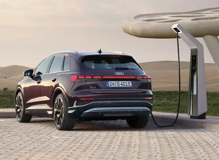 arriere-q4 voiture qui charge