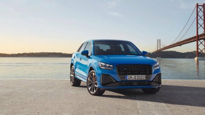 avant-Audi Q2-bleu devant pont