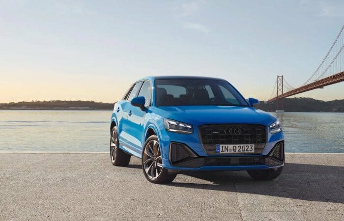avant-Audi Q2-bleu devant pont
