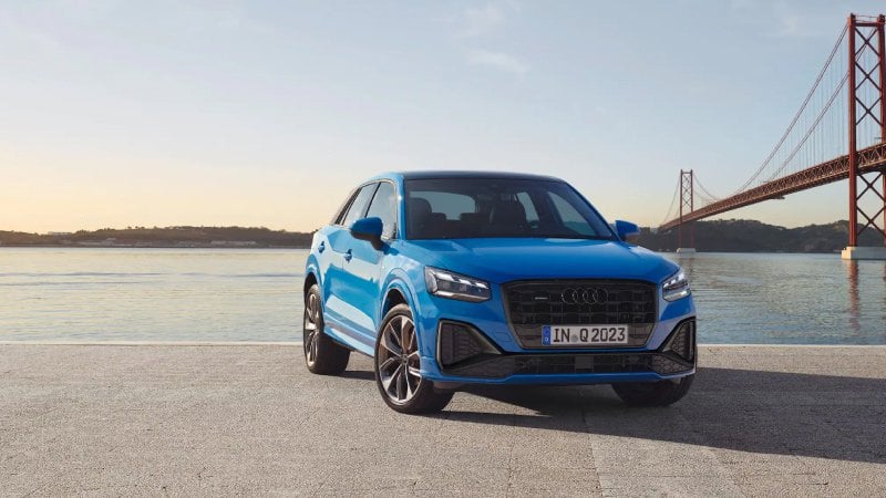 avant-Audi Q2-bleu devant pont