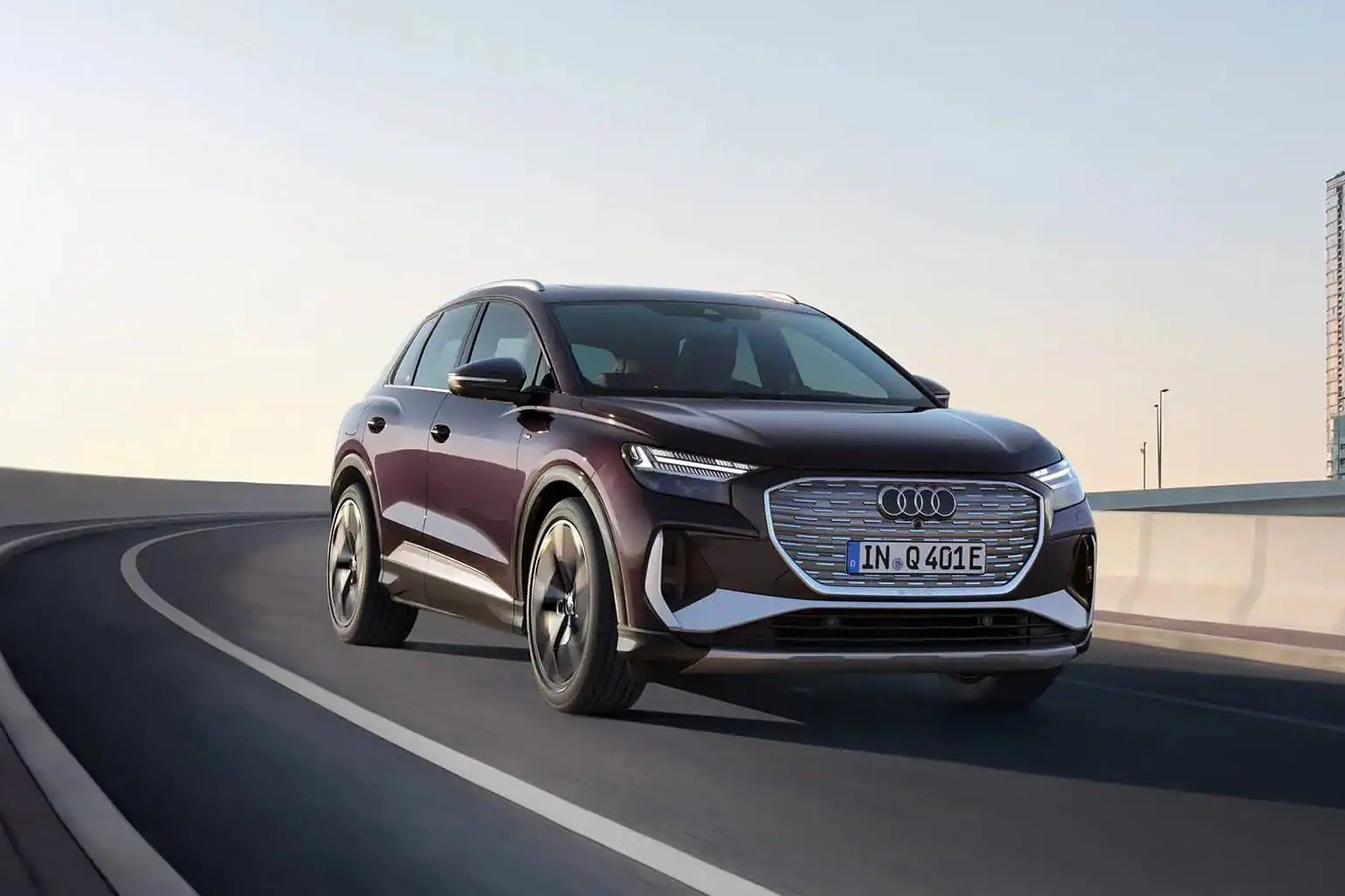 avant- audi q4 sur route