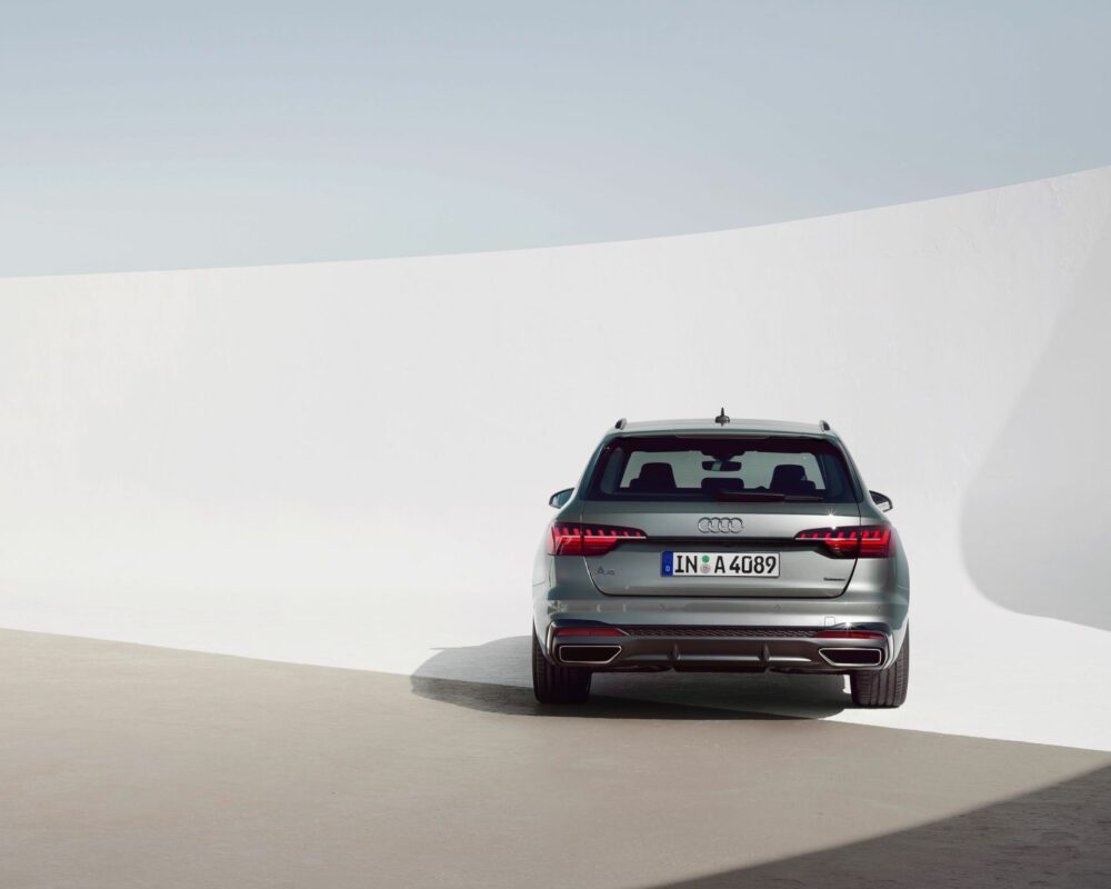 Location Audi voiture A4 avant de dos