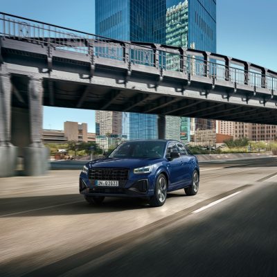 Audi Q2 location_audi voiture sur route avec pont
