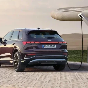 arriere-q4 voiture qui charge