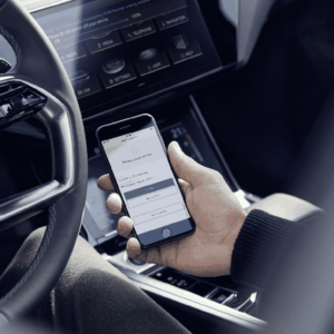 bon cadeau - volant plus téléphone dans main homme