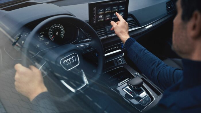 homme dans voiture Audi Q5 Sportback