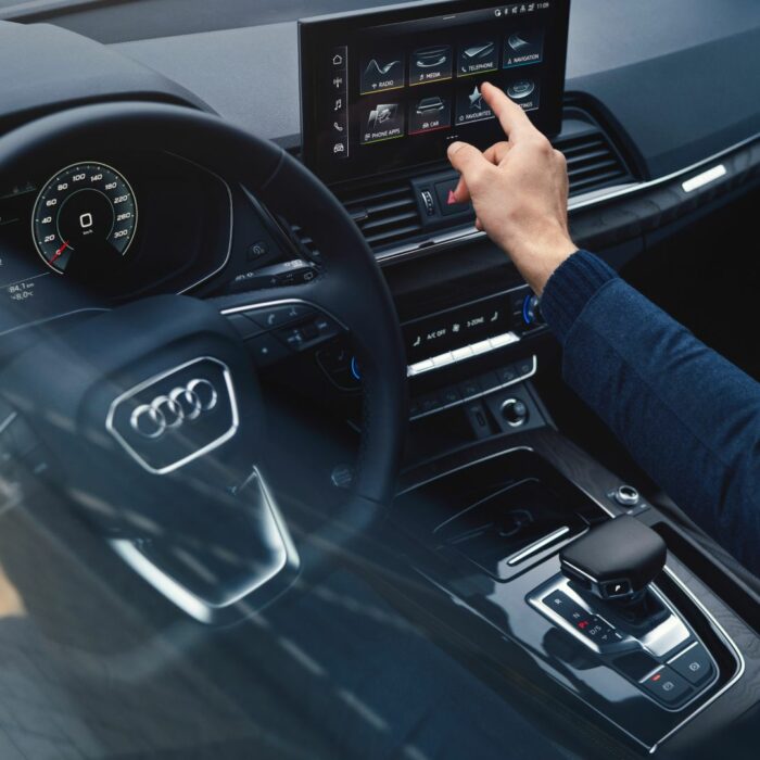 homme dans voiture Audi Q5 Sportback