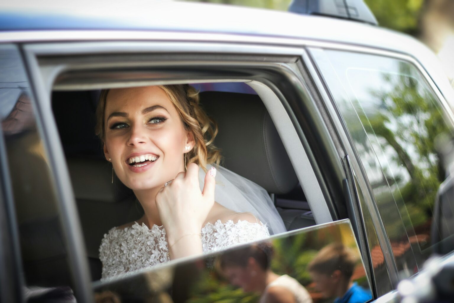 mariée dans la voiture fenêtre ouverte