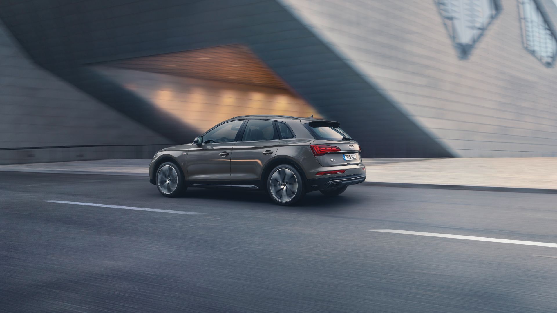 audi rent voiture q5_sur_route